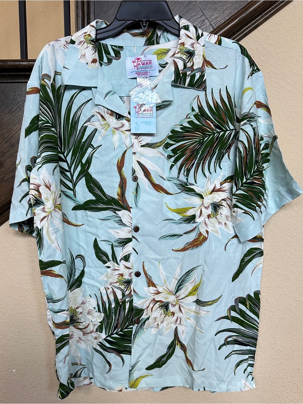 Hawaii Hangover Men’s Hawaiian Short Sleeve Shirt Medium M Palm Tropical  NWT